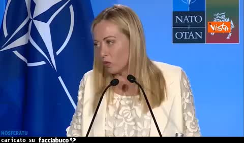 Giorgia Meloni e il dolore ai piedi durante la conferenza stampa dopo il vertice Nato